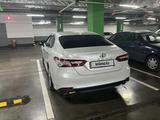 Toyota Camry 2019 года за 15 550 000 тг. в Атырау – фото 3