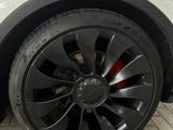Диски Tesla 21 на model Y + шины разноразмерные за 450 000 тг. в Алматы – фото 2