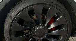 Диски Tesla 21 на model Y + шины разноразмерные за 450 000 тг. в Алматы – фото 2
