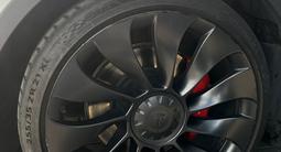 Диски Tesla 21 на model Y + шины разноразмерные за 450 000 тг. в Алматы – фото 3