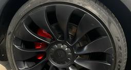 Диски Tesla 21 на model Y + шины разноразмерные за 450 000 тг. в Алматы