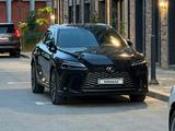 Lexus RX 500h 2023 годаүшін33 000 000 тг. в Атырау – фото 2