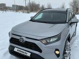 Toyota RAV4 2019 года за 15 000 000 тг. в Актобе – фото 2