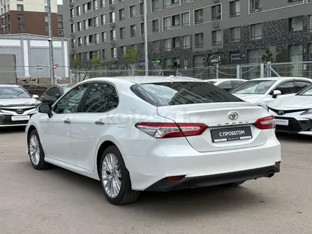 Toyota Camry Luxe 2021 года за 14 200 000 тг. в Астана – фото 2