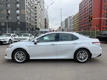 Toyota Camry Luxe 2021 года за 14 200 000 тг. в Астана – фото 3