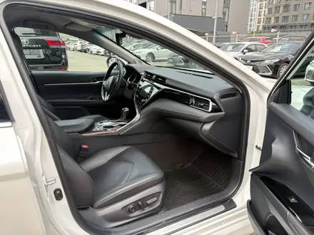 Toyota Camry Luxe 2021 года за 14 200 000 тг. в Астана – фото 6