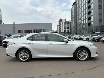Toyota Camry Luxe 2021 года за 14 200 000 тг. в Астана – фото 17