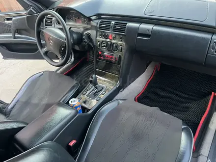 Mercedes-Benz E 320 1997 года за 2 900 000 тг. в Алматы – фото 9