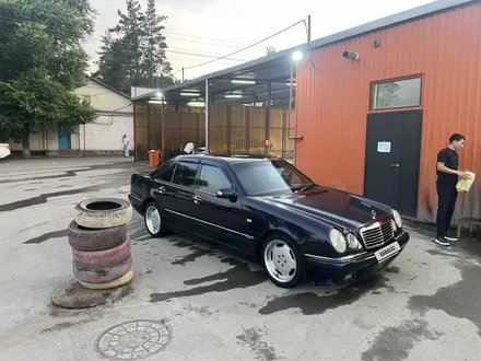 Mercedes-Benz E 320 1997 года за 2 900 000 тг. в Алматы – фото 2