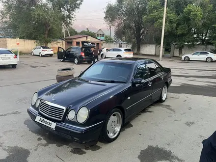 Mercedes-Benz E 320 1997 года за 2 900 000 тг. в Алматы – фото 3