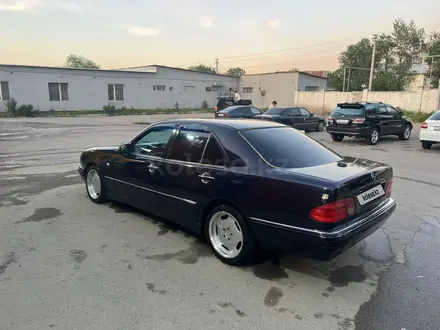 Mercedes-Benz E 320 1997 года за 2 900 000 тг. в Алматы – фото 4