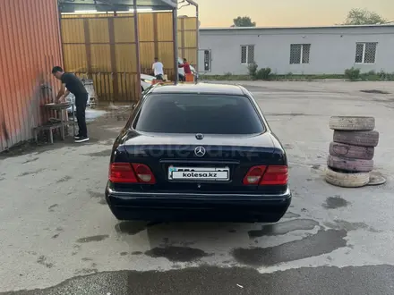 Mercedes-Benz E 320 1997 года за 2 900 000 тг. в Алматы – фото 6