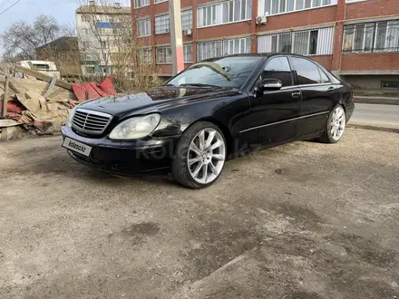 Mercedes-Benz S 500 2001 года за 2 000 000 тг. в Уральск – фото 2