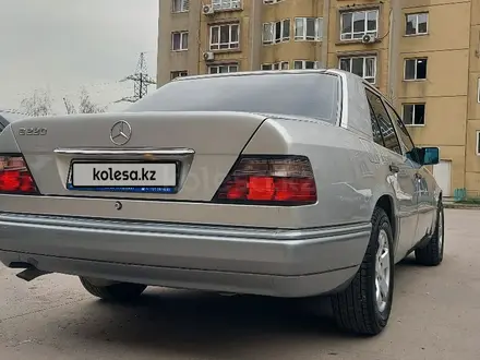 Mercedes-Benz E 220 1993 года за 2 800 000 тг. в Алматы – фото 2