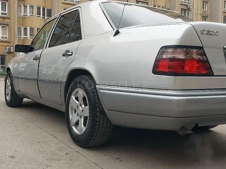 Mercedes-Benz E 220 1993 года за 2 800 000 тг. в Алматы – фото 4