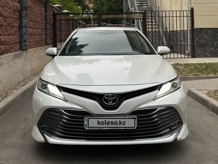 Toyota Camry 2019 года за 15 300 000 тг. в Шымкент – фото 2