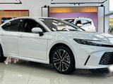Toyota Camry Luxe 2025 года за 24 690 000 тг. в Уральск