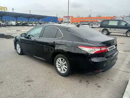 Toyota Camry 2020 года за 11 600 000 тг. в Алматы – фото 2