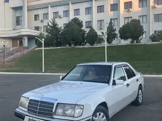 Mercedes-Benz E 230