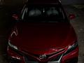 Toyota Camry 2021 года за 7 700 000 тг. в Актобе – фото 2