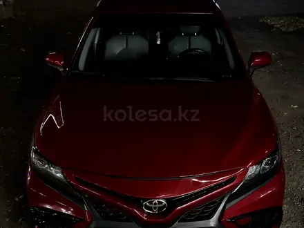 Toyota Camry 2021 года за 7 700 000 тг. в Актобе – фото 2