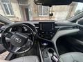 Toyota Camry 2021 года за 7 700 000 тг. в Актобе – фото 10