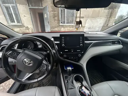 Toyota Camry 2021 года за 7 700 000 тг. в Актобе – фото 10