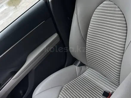 Toyota Camry 2021 года за 7 700 000 тг. в Актобе – фото 11