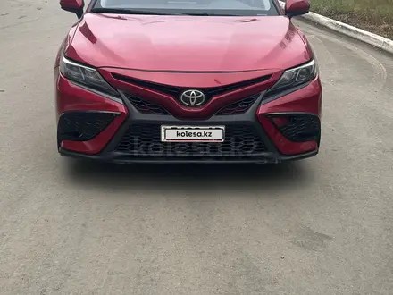 Toyota Camry 2021 года за 7 700 000 тг. в Актобе – фото 12