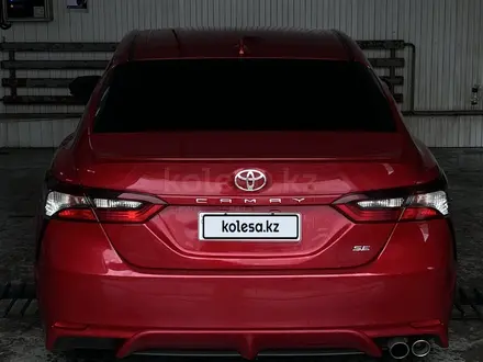 Toyota Camry 2021 года за 7 700 000 тг. в Актобе – фото 14
