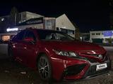 Toyota Camry 2021 года за 7 700 000 тг. в Актобе