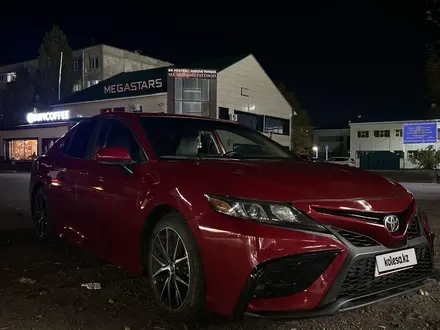 Toyota Camry 2021 года за 7 700 000 тг. в Актобе