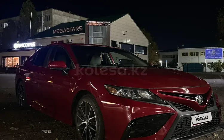 Toyota Camry 2021 года за 7 700 000 тг. в Актобе
