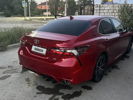 Toyota Camry 2021 года за 7 700 000 тг. в Актобе – фото 3