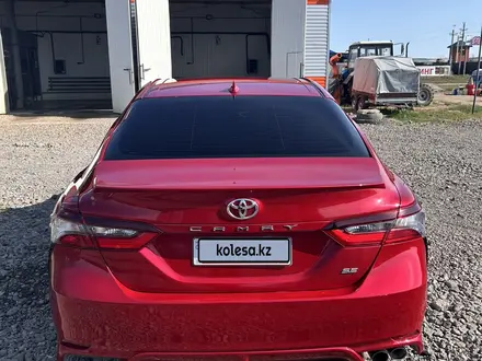Toyota Camry 2021 года за 7 700 000 тг. в Актобе – фото 4