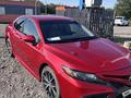 Toyota Camry 2021 года за 7 700 000 тг. в Актобе – фото 5