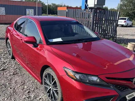 Toyota Camry 2021 года за 7 700 000 тг. в Актобе – фото 5