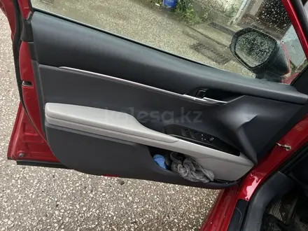 Toyota Camry 2021 года за 7 700 000 тг. в Актобе – фото 8