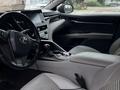Toyota Camry 2021 года за 7 700 000 тг. в Актобе – фото 9