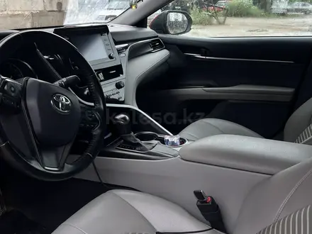 Toyota Camry 2021 года за 7 700 000 тг. в Актобе – фото 9