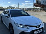 Toyota Camry 2021 года за 19 000 000 тг. в Уральск – фото 2