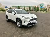 Toyota RAV4 2021 года за 15 500 000 тг. в Уральск – фото 2