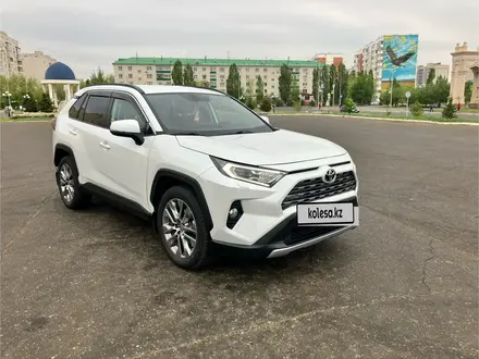 Toyota RAV4 2021 года за 15 400 000 тг. в Уральск – фото 2