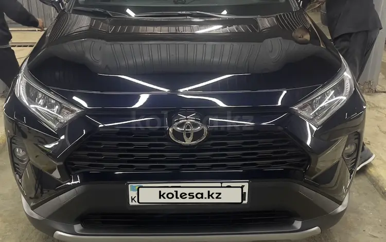 Toyota RAV4 2021 года за 15 800 000 тг. в Актобе