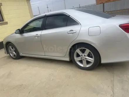 Toyota Camry 2014 года за 5 600 000 тг. в Атырау – фото 2