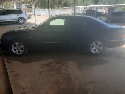 Mercedes-Benz E 280 1996 года за 2 300 000 тг. в Байконыр – фото 5