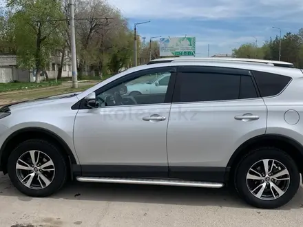 Toyota RAV4 2017 года за 11 500 000 тг. в Павлодар – фото 2