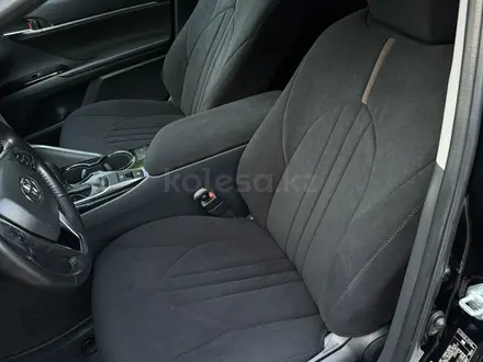 Toyota Camry 2019 года за 12 150 000 тг. в Алматы – фото 31