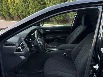 Toyota Camry 2019 года за 12 150 000 тг. в Алматы – фото 30