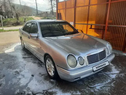 Mercedes-Benz E 230 1997 года за 2 300 000 тг. в Алматы – фото 2